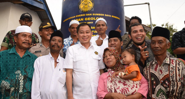 Menteri ESDM Ignasius Jonan meninjau lokasi sumur bor di Desa Tlagah, Kecamatan Banyuates, Kabupaten Sampang, Provinsi Jawa Timur, Kamis (12/4).