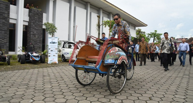 Menteri ESDM Ignasius Jonan Mencoba Becak Listrik dan Menjadi Keynote Speaker di UGM Yogyakarta