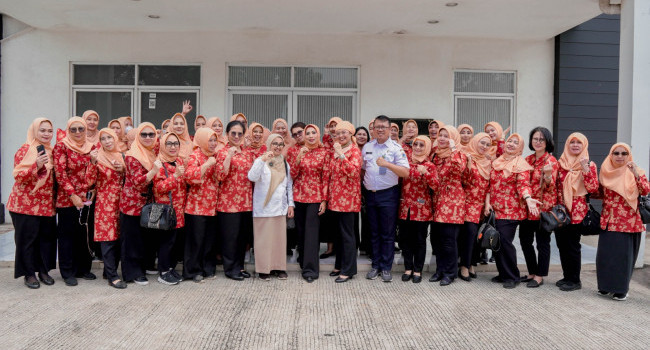 Ibu Pembina DWP dan Rombongan DWP Kementerian ESDM Menggelar Bakti Sosial di Tempat Pembuangan Akhir Bantargebang dan Kunjungan PLTSa Bantargebang, Bekasi, Rabu (9/10) 