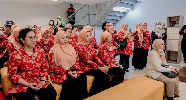 Ibu Pembina DWP dan Rombongan DWP Kementerian ESDM Menggelar Bakti Sosial di Tempat Pembuangan Akhir Bantargebang dan Kunjungan PLTSa Bantargebang, Bekasi, Rabu (9/10) 