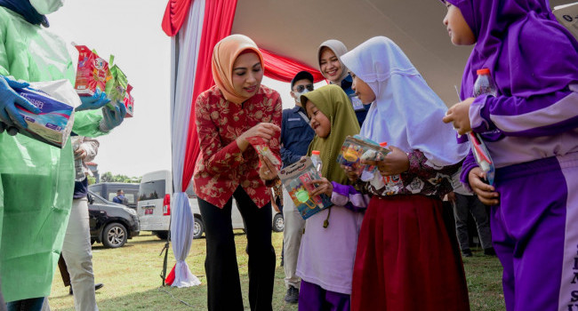 Ibu Pembina DWP dan Rombongan DWP Kementerian ESDM Menggelar Bakti Sosial di Tempat Pembuangan Akhir Bantargebang dan Kunjungan PLTSa Bantargebang, Bekasi, Rabu (9/10) 