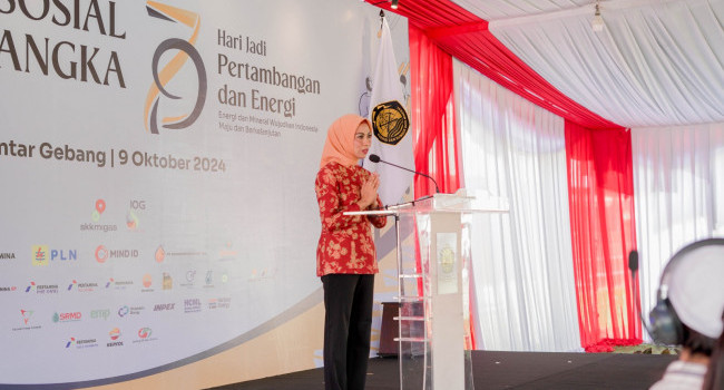 Ibu Pembina DWP dan Rombongan DWP Kementerian ESDM Menggelar Bakti Sosial di Tempat Pembuangan Akhir Bantargebang dan Kunjungan PLTSa Bantargebang, Bekasi, Rabu (9/10) 