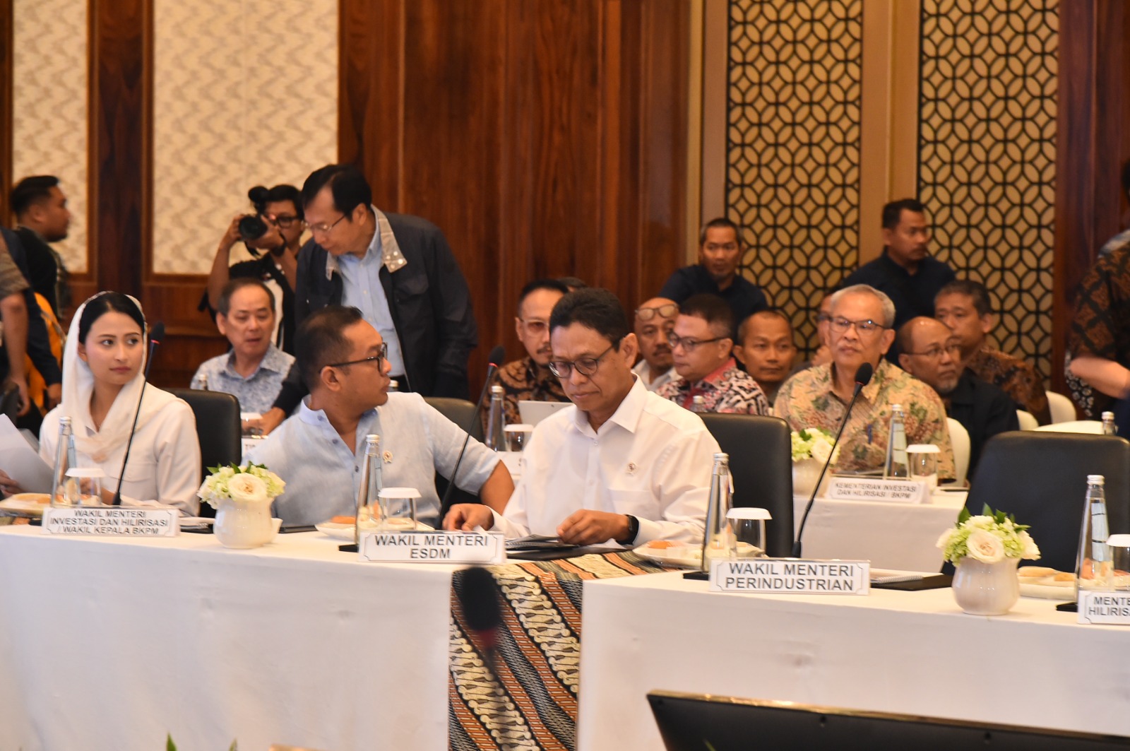 Menteri dan Wamen ESDM Menghadiri Rapat Koordinasi Terbatas Kemenko Bidang Perekonomian di Jakarta, Minggu (3/10) 