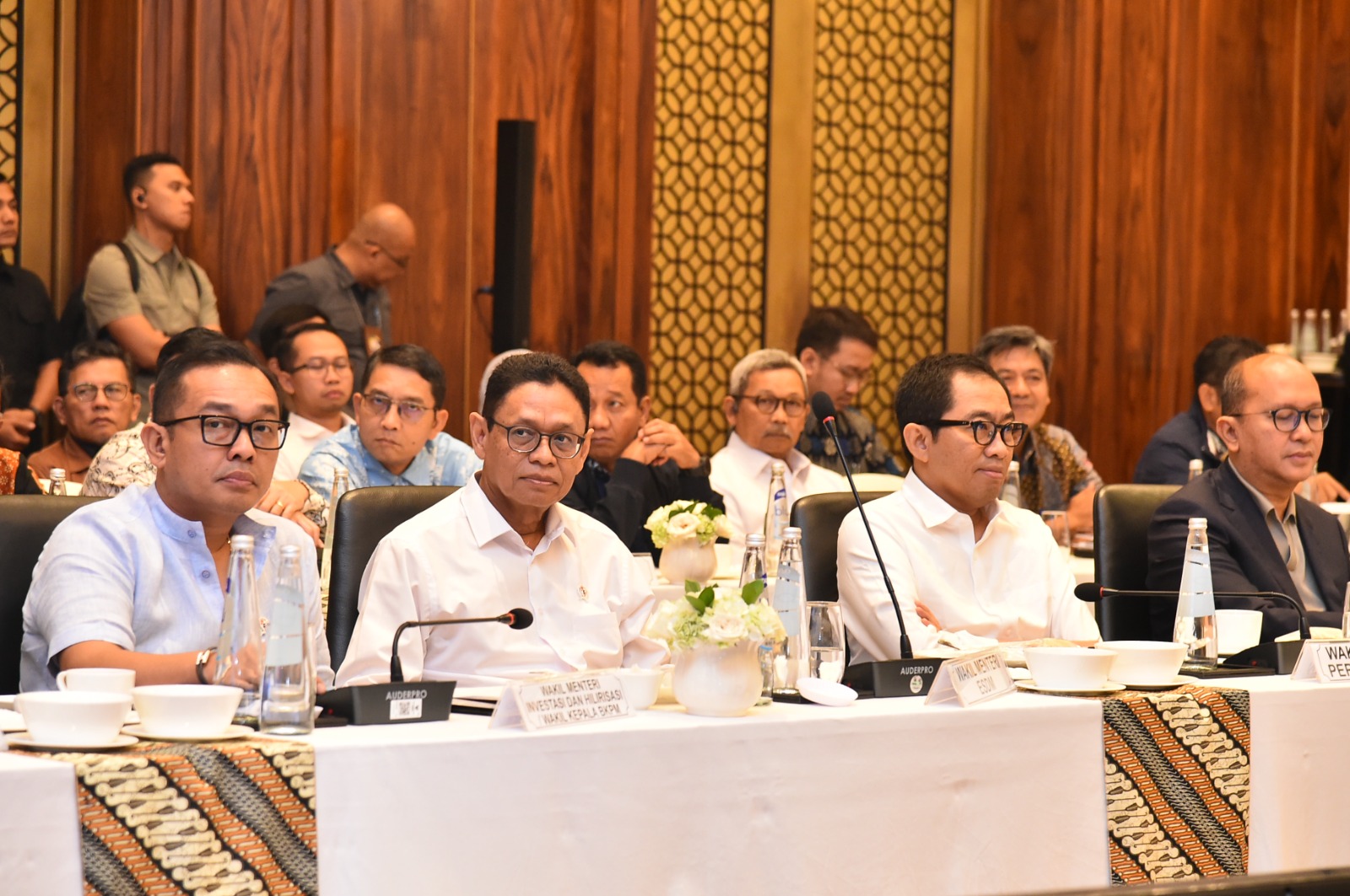 Menteri dan Wamen ESDM Menghadiri Rapat Koordinasi Terbatas Kemenko Bidang Perekonomian di Jakarta, Minggu (3/10) 