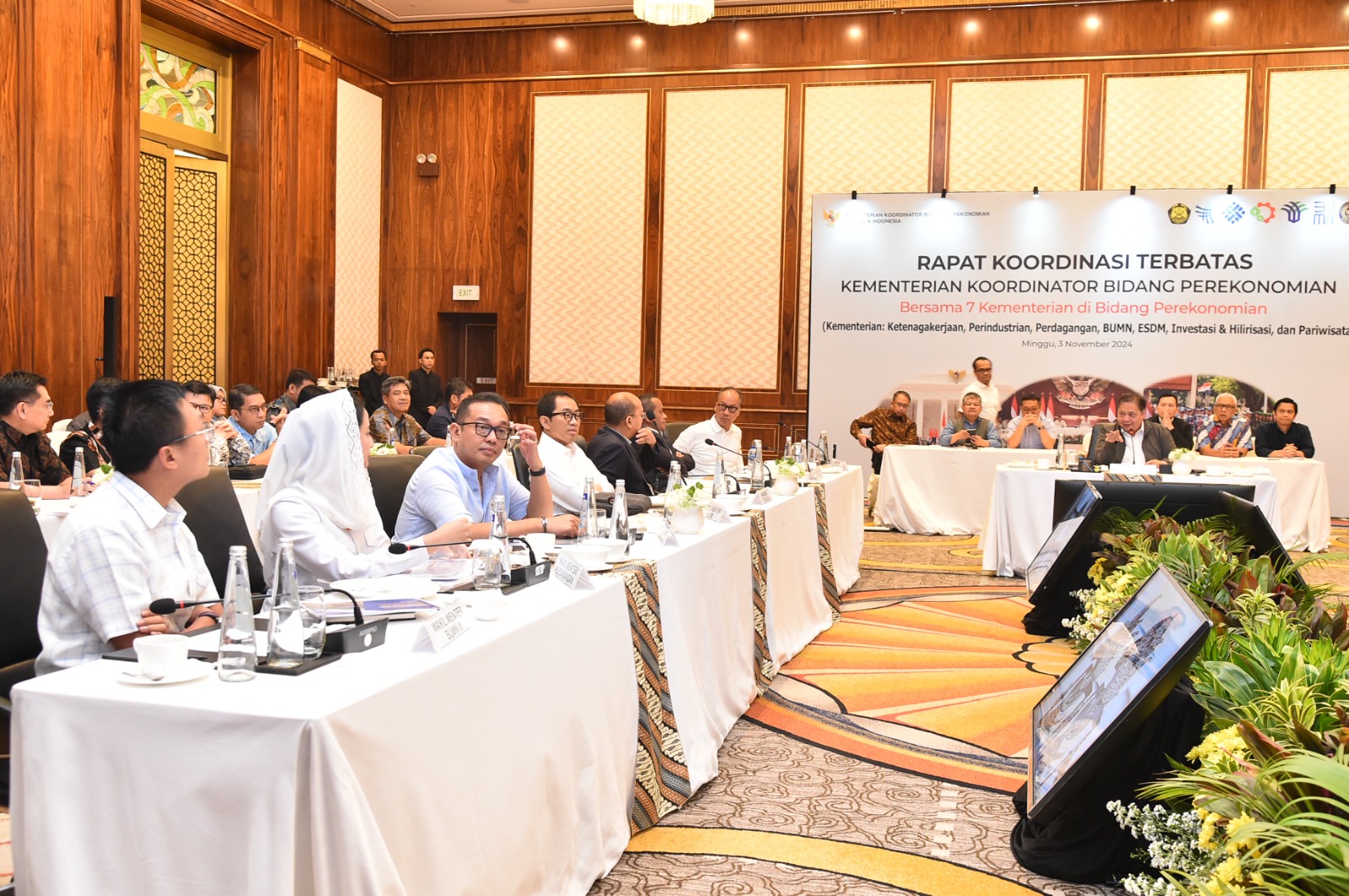 Menteri dan Wamen ESDM Menghadiri Rapat Koordinasi Terbatas Kemenko Bidang Perekonomian di Jakarta, Minggu (3/10) 