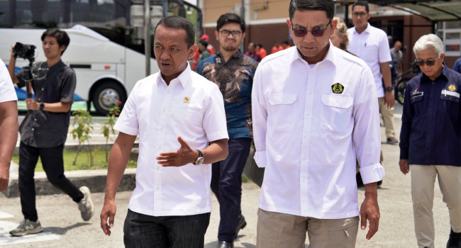 Menteri Energi dan Sumber Daya Mineral (ESDM) didampingi Plt Direktur Jenderal Minyak dan Gas Bumi dan Kepala SKK Migas melakukan kunjungan kerja ke Lapangan Banyu Urip ExxonMobil, Bojonegoro, Senin (30/9)