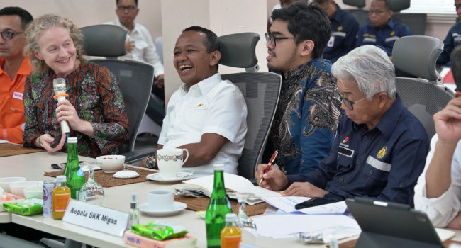 Menteri Energi dan Sumber Daya Mineral (ESDM) didampingi Plt Direktur Jenderal Minyak dan Gas Bumi dan Kepala SKK Migas melakukan kunjungan kerja ke Lapangan Banyu Urip ExxonMobil, Bojonegoro, Senin (30/9)