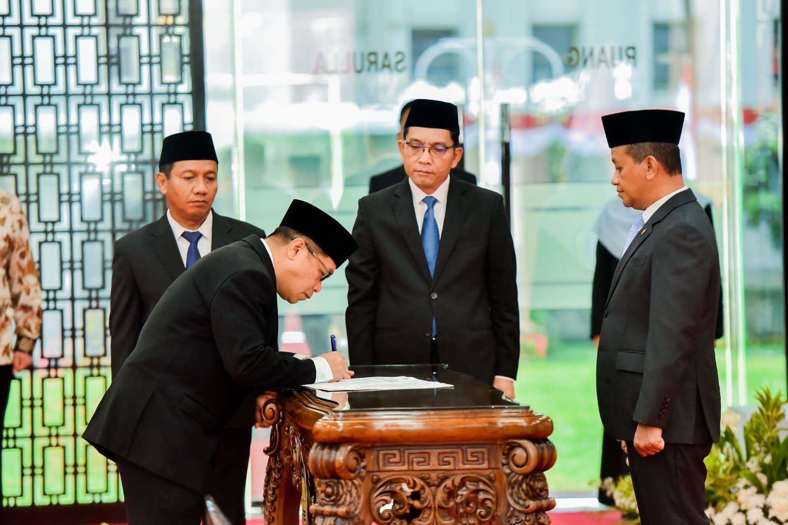 Menteri ESDM melantik Direktur Jenderal Migas Kementerian ESDM di Jakarta, Jumat (29/8)