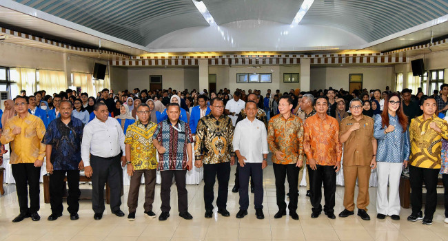 Menteri ESDM Memberikan Pengarahan dalam kegiatan Bincang-Bincang Bersama Mahasiswa Universitas Pattimura, Ambon (07/10)