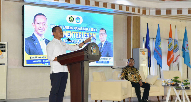 Menteri ESDM Memberikan Pengarahan dalam kegiatan Bincang-Bincang Bersama Mahasiswa Universitas Pattimura, Ambon (07/10)