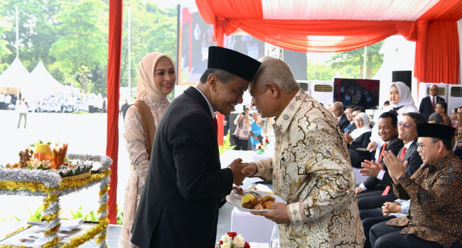 Menteri ESDM Memimpin Upacara Peringatan Hari Jadi Pertambangan dan Energi Ke-79 di Lapangan Monumen Nasional, Jakarta, Kamis (10/10) 