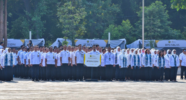 Menteri ESDM Memimpin Upacara Peringatan Hari Jadi Pertambangan dan Energi Ke-79 di Lapangan Monumen Nasional, Jakarta, Kamis (10/10) 