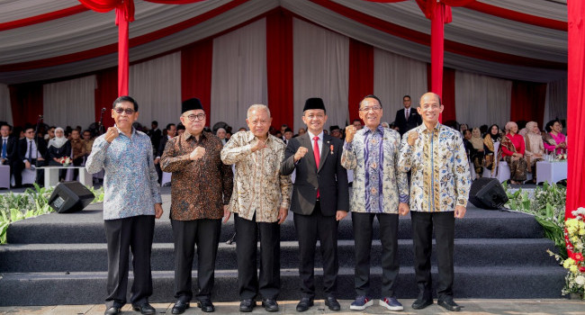 Menteri ESDM Memimpin Upacara Peringatan Hari Jadi Pertambangan dan Energi Ke-79 di Lapangan Monumen Nasional, Jakarta, Kamis (10/10) 