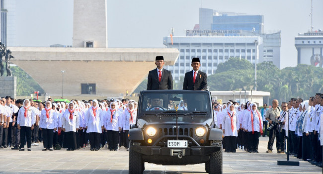 Menteri ESDM Memimpin Upacara Peringatan Hari Jadi Pertambangan dan Energi Ke-79 di Lapangan Monumen Nasional, Jakarta, Kamis (10/10) 