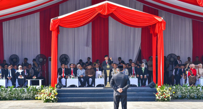 Menteri ESDM Memimpin Upacara Peringatan Hari Jadi Pertambangan dan Energi Ke-79 di Lapangan Monumen Nasional, Jakarta, Kamis (10/10) 