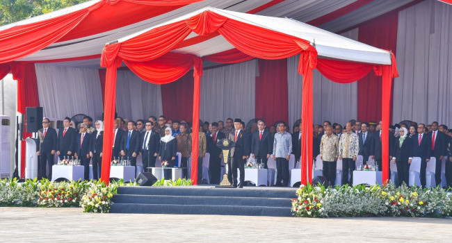 Menteri ESDM Memimpin Upacara Peringatan Hari Jadi Pertambangan dan Energi Ke-79 di Lapangan Monumen Nasional, Jakarta, Kamis (10/10) 