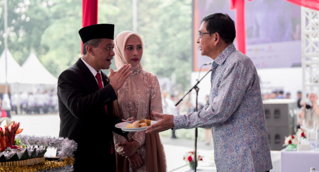 Menteri ESDM Memimpin Upacara Peringatan Hari Jadi Pertambangan dan Energi Ke-79 di Lapangan Monumen Nasional, Jakarta, Kamis (10/10) 