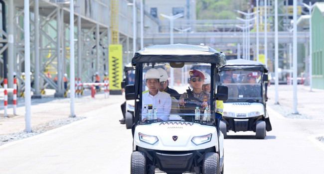 Menteri ESDM Mendampingi Presiden Joko Widodo Meresemikan  Smelter Katoda Tembaga dan Smelter Precious Metal Refinery PT Amman Mineral Nusa Tenggara di Kabupaten Sumbawa Barat, Provinsi Nusa Tenggara Barat, Senin (23/9)