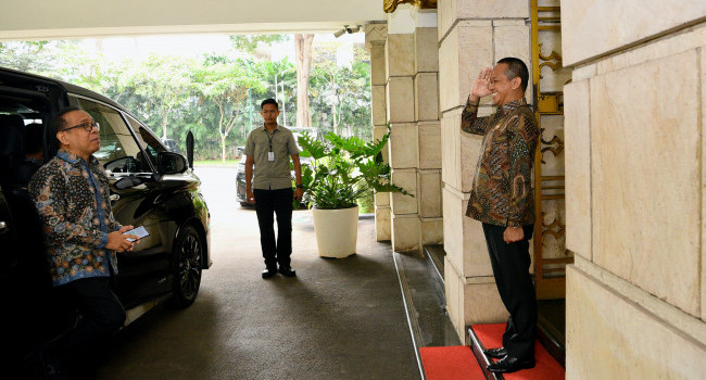 Menteri ESDM Menerima Kunjungan Menteri Sekretaris Negara RI di Ruang Kerja MESDM, Jakarta, Selasa (10/9) 