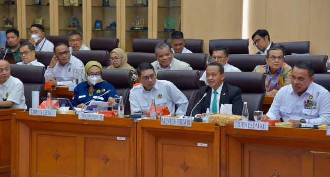 Menteri ESDM Menghadiri Rapat Kerja Komisi VII DPR RI, Selasa (27/8)