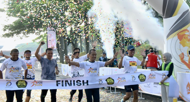 Menteri ESDM mengikuti Fun Run HUT Pertambangan dan Energi Ke-79 bersama Keluarga Besar Kementerian ESDM, Minggu (13/10)