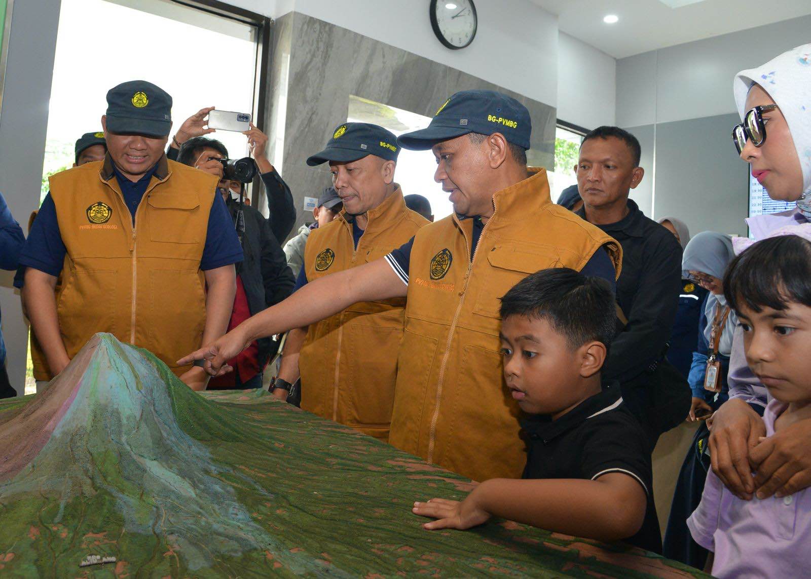 Menteri ESDM Mengunjungi Pos Pengamatan Gunung Api (PGA) Merapi di Kaliurang, Provinsi Daerah Istimewa Yogyakarta, Minggu (29/12)