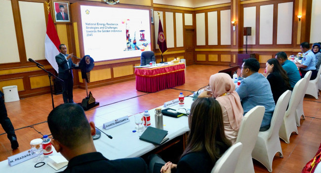 Menteri ESDM Menjadi Keynote di Progam Executive Course on Strategic Management and Leadership Cohort-4 Universitas Pertahanan RI, Senin (26/8)