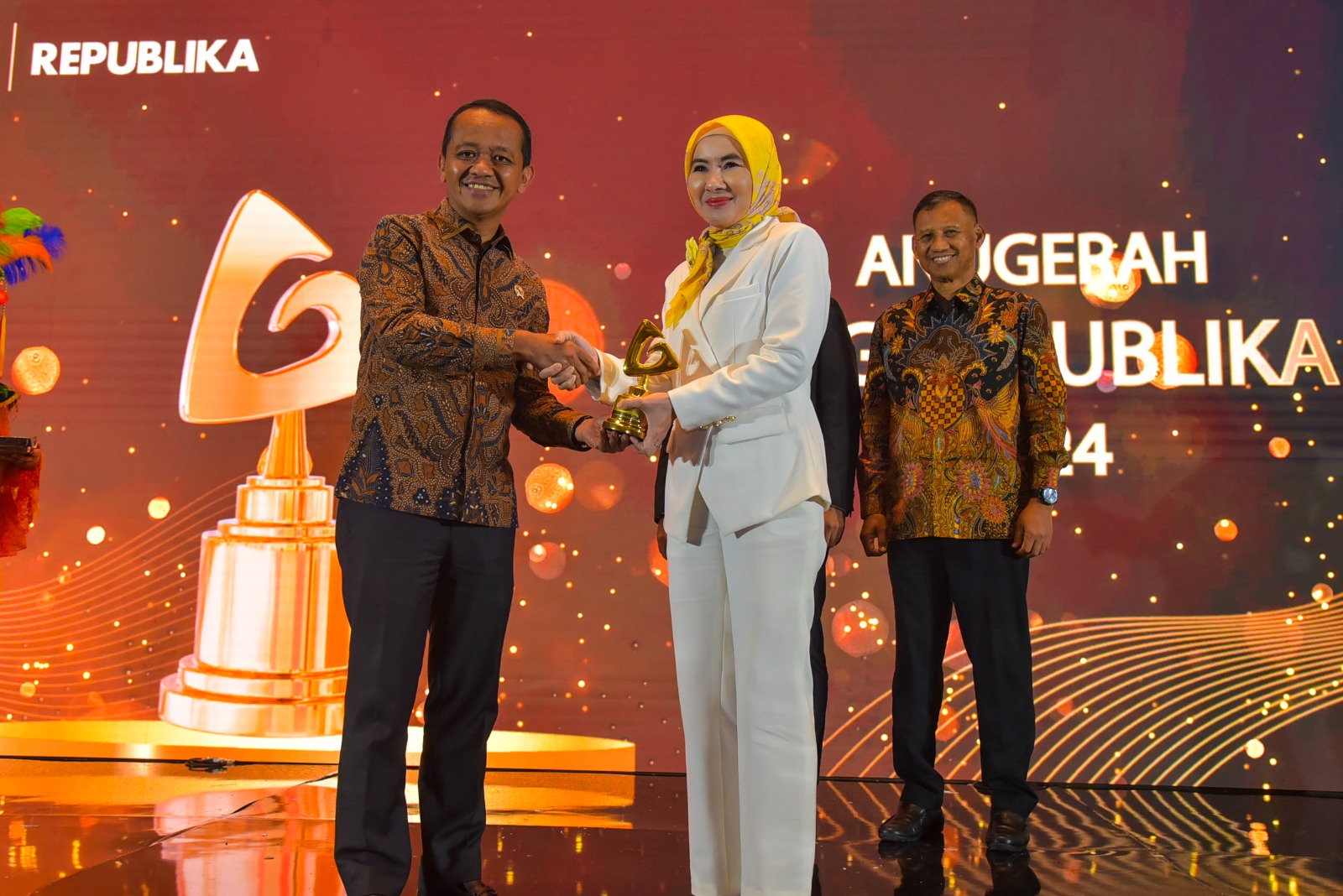 Menteri ESDM Menyampaikan Keynote Speech Acara Anugerah Environmental, Social, and Governance (ESG) Republika di Jakarta, Kamis (19/9)