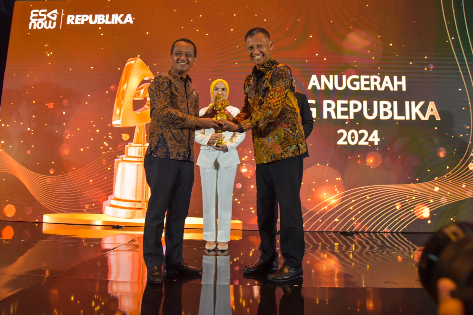 Menteri ESDM Menyampaikan Keynote Speech Acara Anugerah Environmental, Social, and Governance (ESG) Republika di Jakarta, Kamis (19/9)