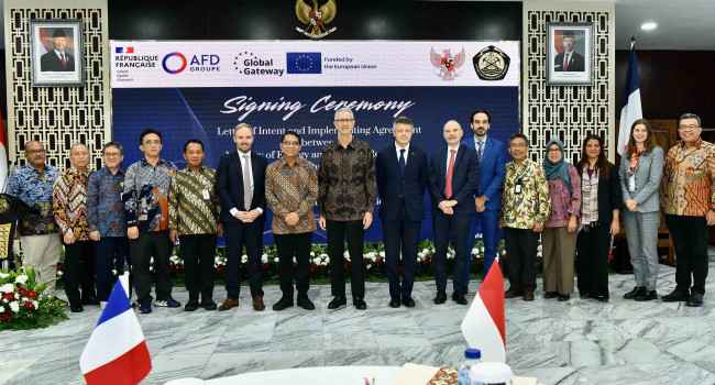 Penandatangan Letter of Intent dan Persetujuan Implementasi antara Kementerian ESDM dengan AFD di Jakarta, Jumat (1/11)