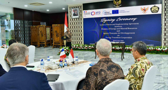 Penandatangan Letter of Intent dan Persetujuan Implementasi antara Kementerian ESDM dengan AFD di Jakarta, Jumat (1/11)