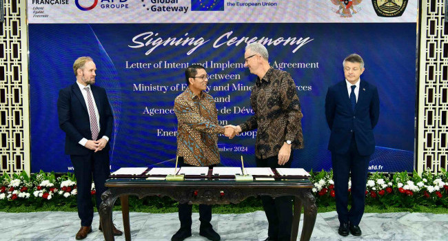 Penandatangan Letter of Intent dan Persetujuan Implementasi antara Kementerian ESDM dengan AFD di Jakarta, Jumat (1/11)