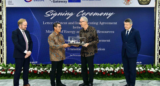 Penandatangan Letter of Intent dan Persetujuan Implementasi antara Kementerian ESDM dengan AFD di Jakarta, Jumat (1/11)