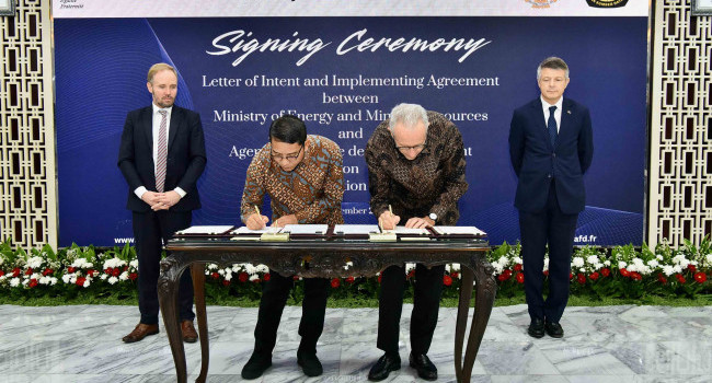 Penandatangan Letter of Intent dan Persetujuan Implementasi antara Kementerian ESDM dengan AFD di Jakarta, Jumat (1/11)