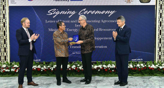 Penandatangan Letter of Intent dan Persetujuan Implementasi antara Kementerian ESDM dengan AFD di Jakarta, Jumat (1/11)