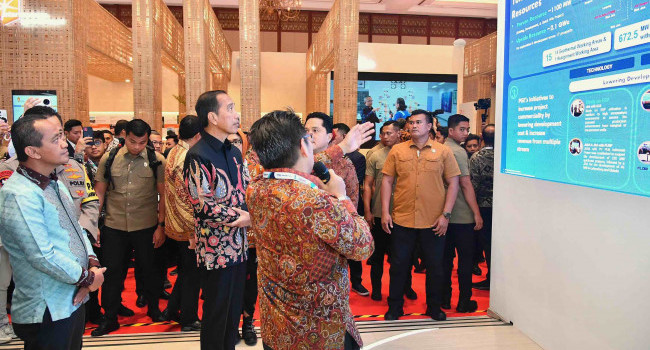 Presiden Joko Widodo Didampingi Menteri ESDM Bahlil Lahadalia Membuka IIGCE Ke-10 2024 di JCC, Jakarta (18/9)