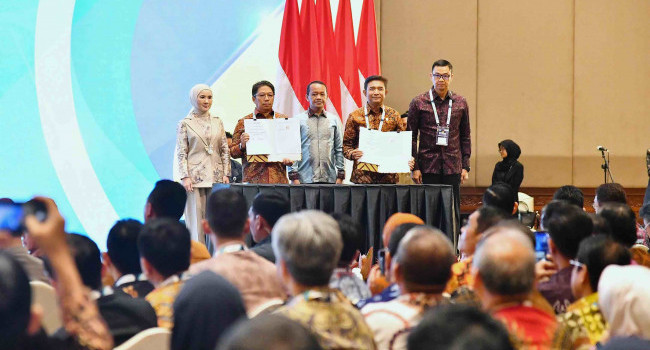 Presiden Joko Widodo Didampingi Menteri ESDM Bahlil Lahadalia Membuka IIGCE Ke-10 2024 di JCC, Jakarta, Rabu (18/9)