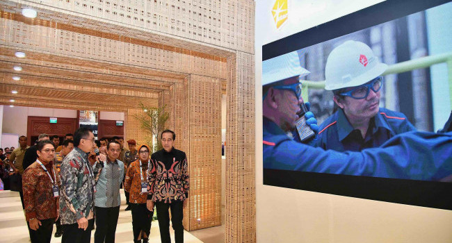 Presiden Joko Widodo Didampingi Menteri ESDM Bahlil Lahadalia Membuka IIGCE Ke-10 2024 di JCC, Jakarta, Rabu (18/9)