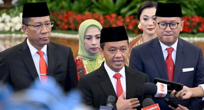 Presiden Joko Widodo Melantik Bahlil Lahadalia sebagai Menteri ESDM di Istana Negara, Jakarta, Senin (19/8)