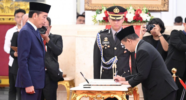 Presiden Joko Widodo Melantik Bahlil Lahadalia sebagai Menteri ESDM di Istana Negara, Jakarta, Senin (19/8)