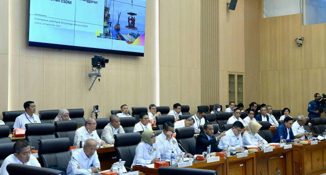 Rapat Kerja MESDM - Komisi VII DPR RI tentang Penyesuaian RKA K/L TA 2025 Hasil Pembahasan Badan Anggaran Kementerian ESDM, Kamis (12/9)