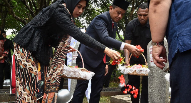 Tabung Bunga dan Renungan Bersama Peringatan Hari Jadi Pertambangan dan Energi Ke-79 di TMP Kalibata, Sabtu 28 September 2024