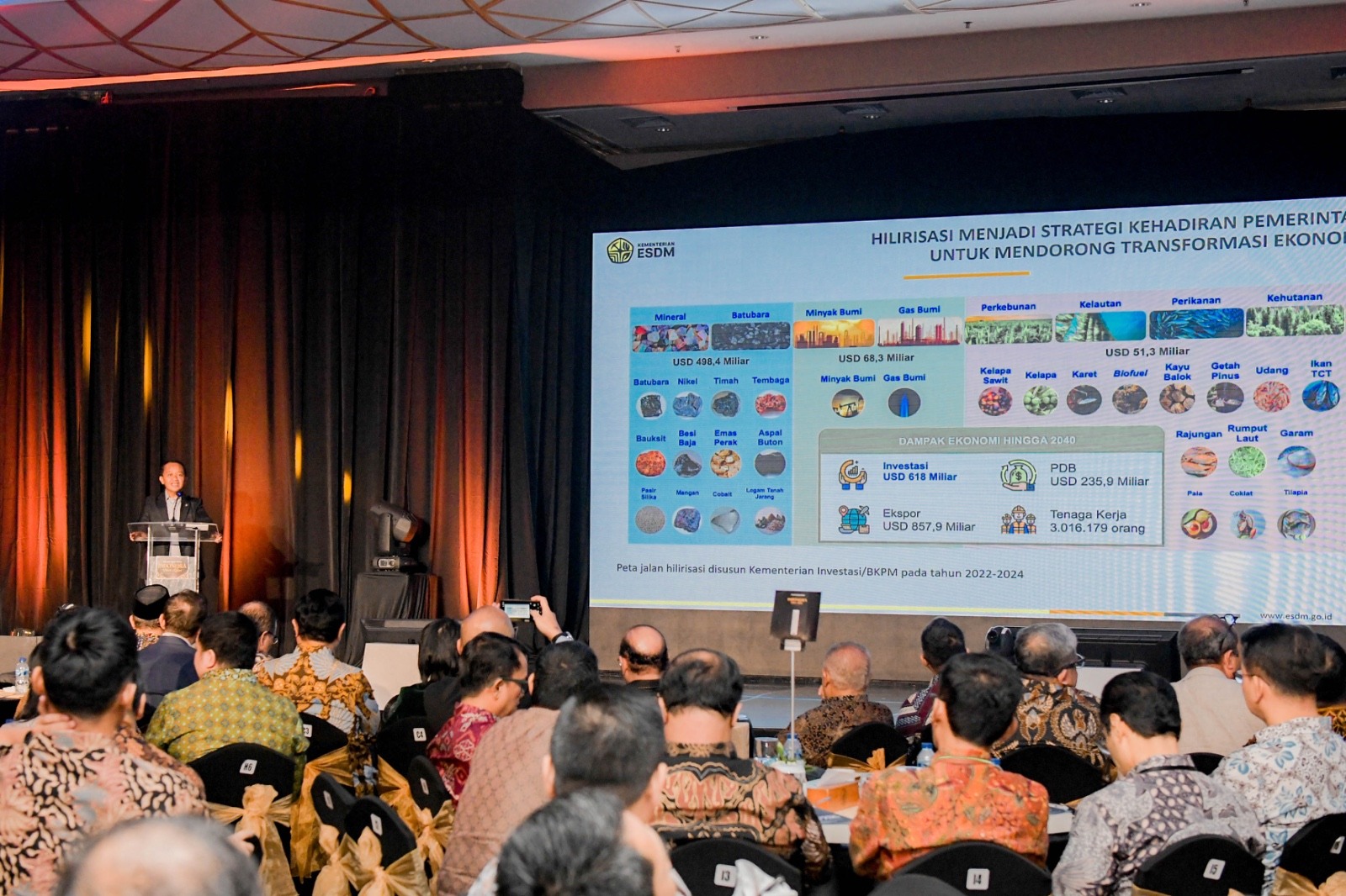 Menteri ESDM Menghadiri Peluncuran Buku Dr. Dany Amrul Ichdan 'Indonesia Naik Kelas' di Jakarta, Jumat (21/11)