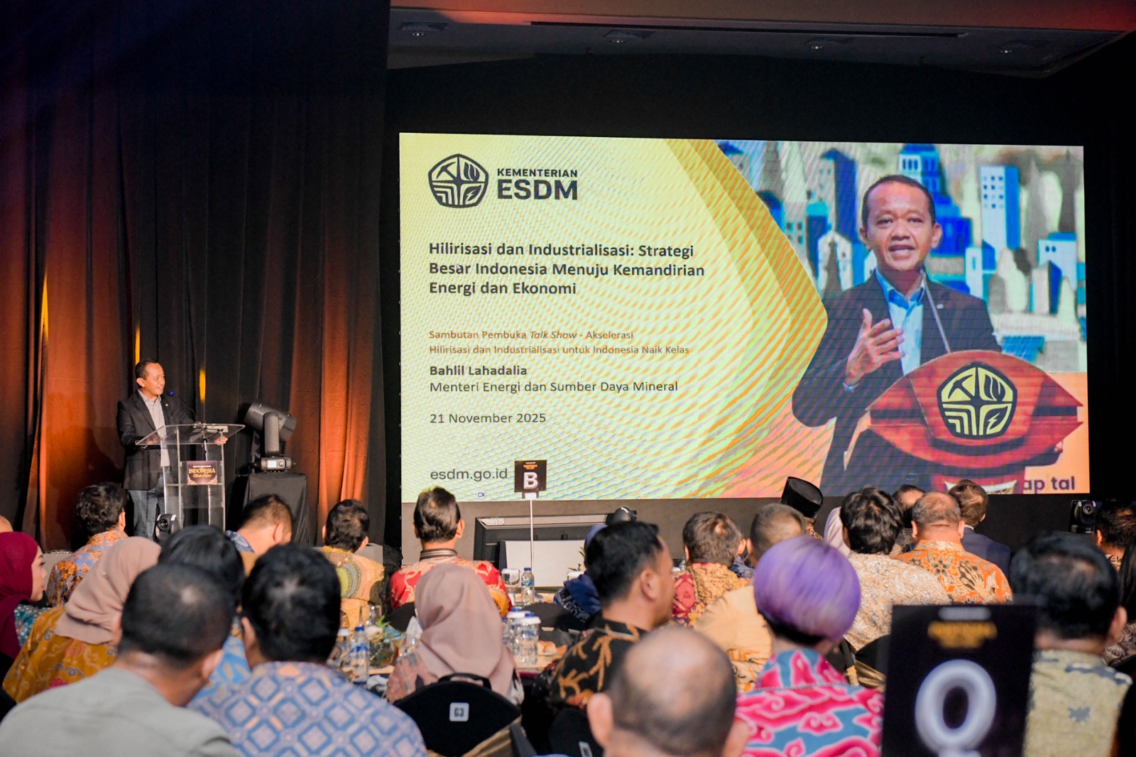 Menteri ESDM Menghadiri Peluncuran Buku Dr. Dany Amrul Ichdan 'Indonesia Naik Kelas' di Jakarta, Jumat (21/11)