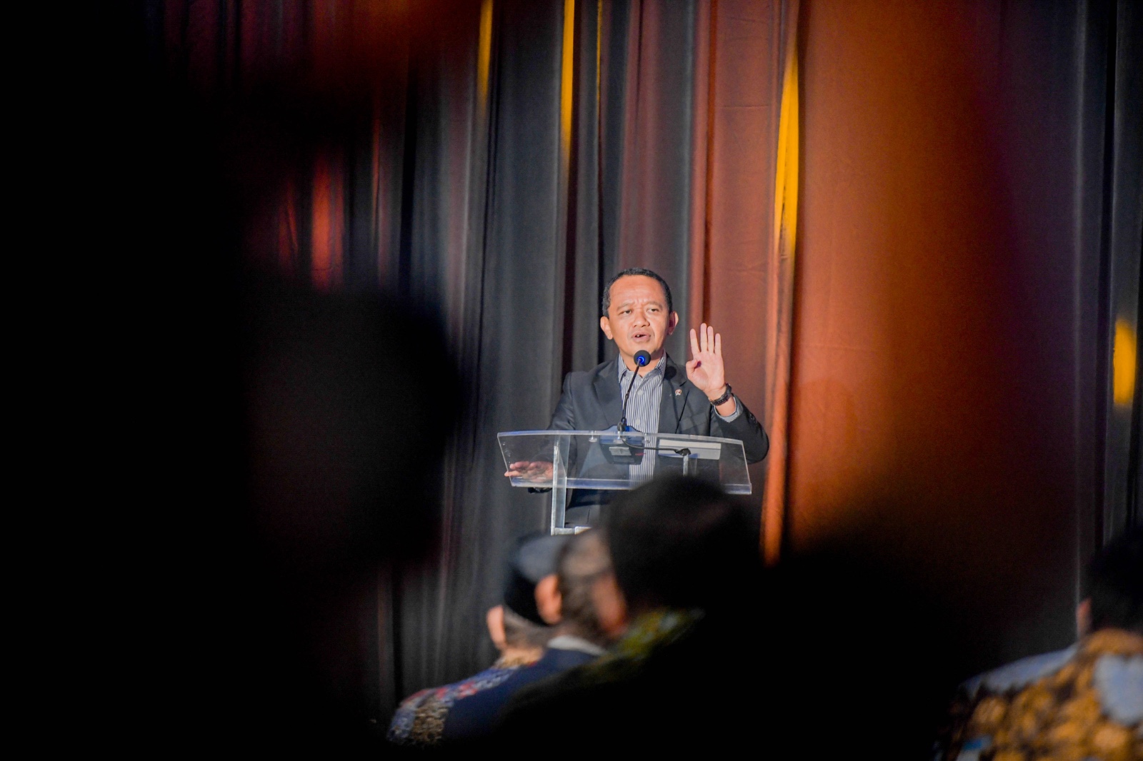 Menteri ESDM Menghadiri Peluncuran Buku Dr. Dany Amrul Ichdan 'Indonesia Naik Kelas' di Jakarta, Jumat (21/11)