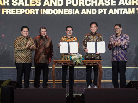 Wamen ESDM Yuliot Menyaksikan Signing Ceremony: Gold Bar Sales and Purchase Agreement PT Freeport Indonesia dan PT Antam di Hotel Indonesia, Kamis (7/11)