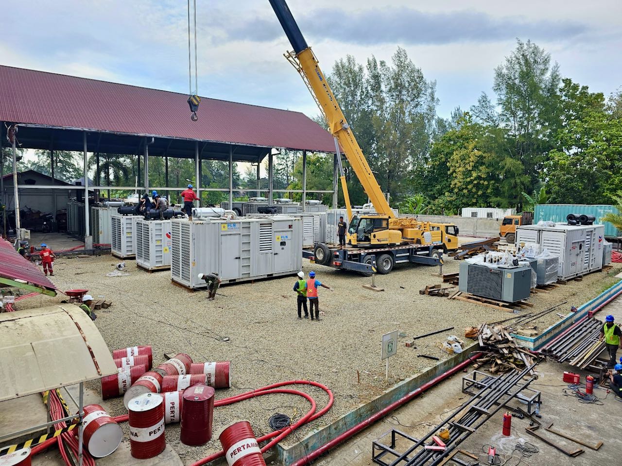 Atasi Medan Lumpur 1,5 Meter, Lebih dari 700 Ribu Pelanggan di Aceh Kembali Nikmati Listrik