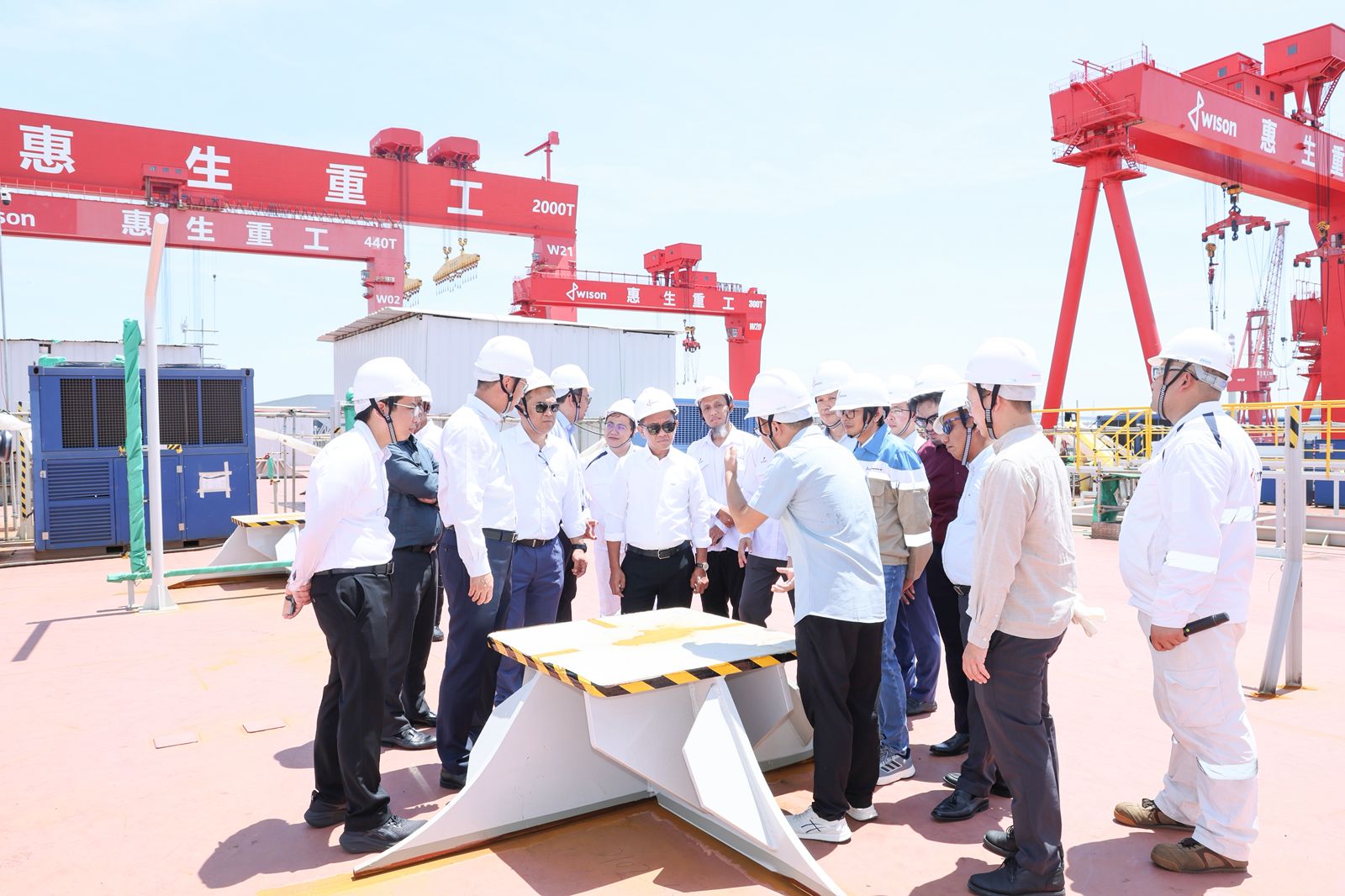 Ke Tiongkok, Menteri Bahlil Tinjau Fasilitas Terapung LNG Terbesar untuk RI