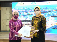 BPH Migas Serahkan SK Pelaksanaan Penyediaan Pendistribusian JBT dan JBKP 2018-2022 