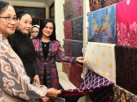 Dampingi Ratna Arifin di Spouse Program AMEM Ke-41, Ibu Menteri Energi Laos Kagumi Hasil Kerajinan Bali
